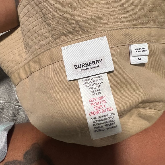 Burberry kids bucket hats reversible!! 3 available only worn once - Picture 5 of 7